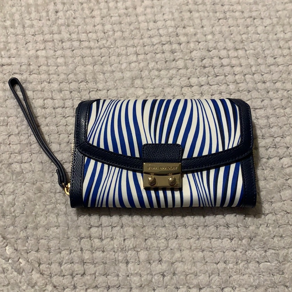 Vera Bradley ultimate wavy stripe wristlet